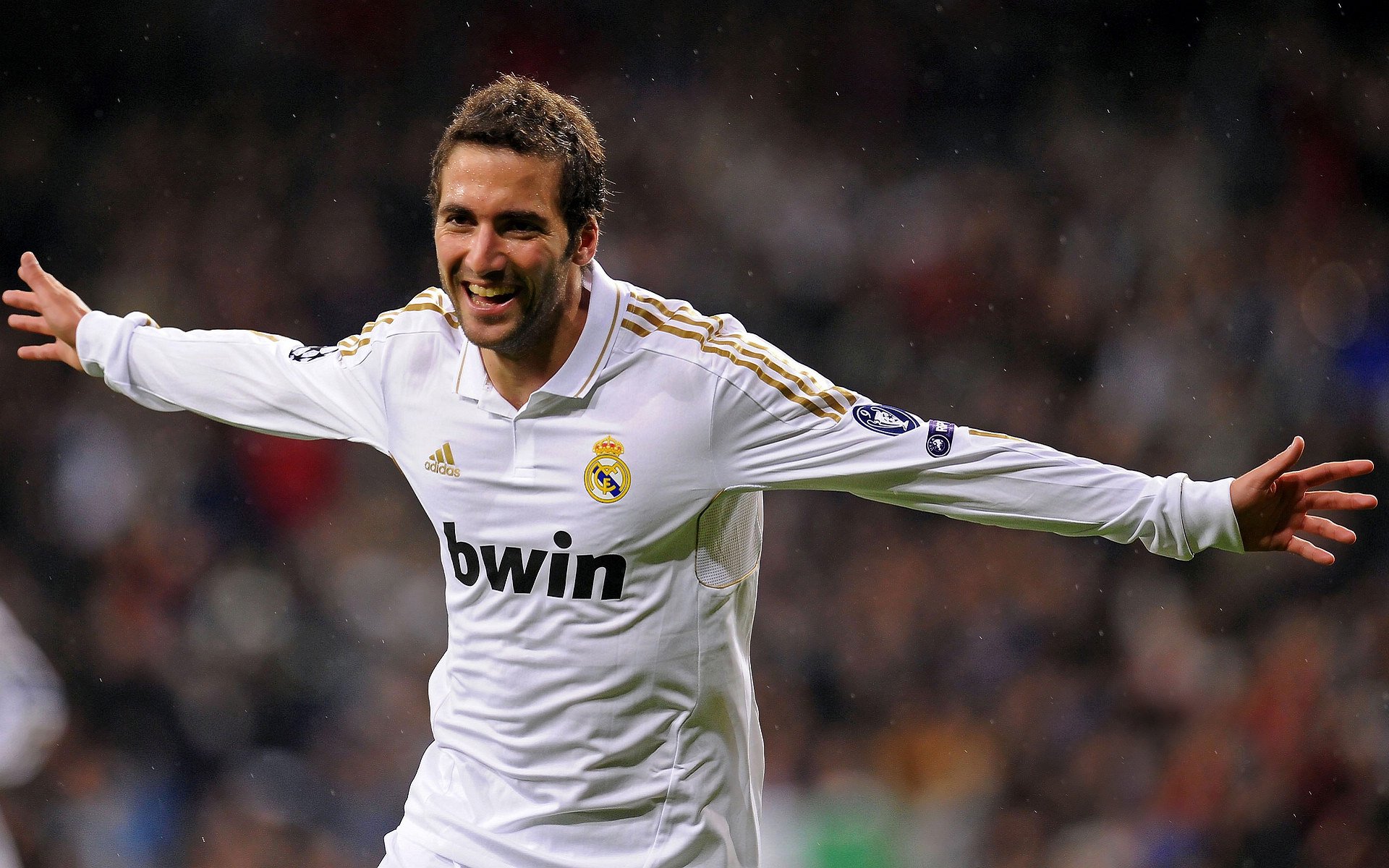 爱游戏体育（AYX）官方APP下载-麦肯齐：全黑队背后进攻的关键，突破防线如入无人之境，麦肯齐分了多少钱